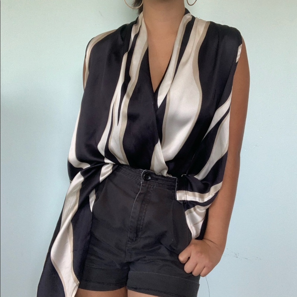 ✨ASYMMETRICAL SLEEVELESS STRIPED BLOUSE✨